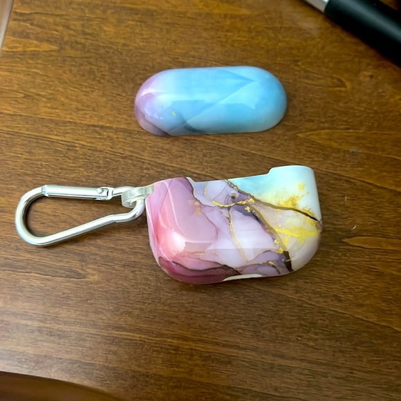 AirPod case cover with clip - Picture 2 of 4